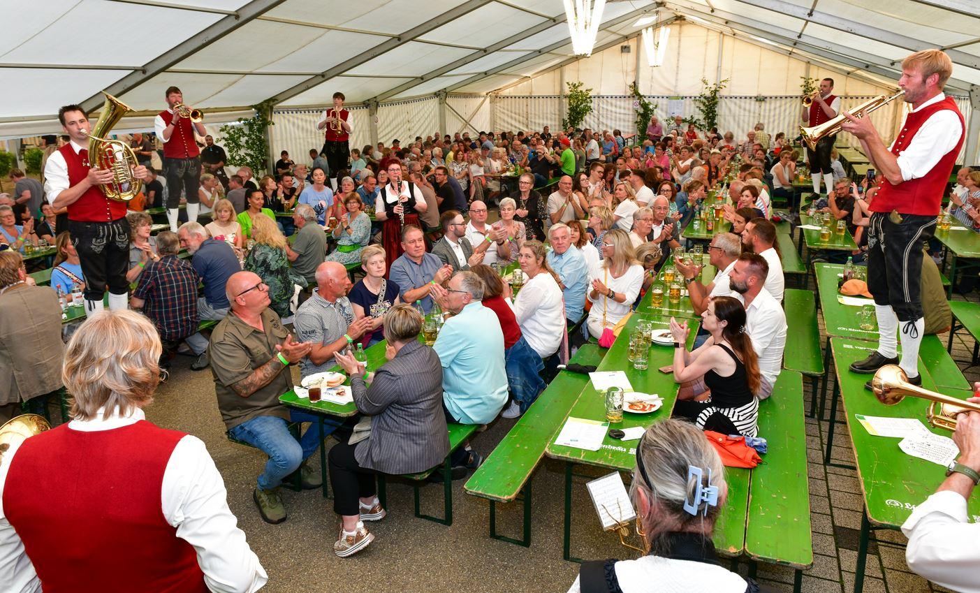 Veranstaltung im Festzelt mit Blasmusikkapelle