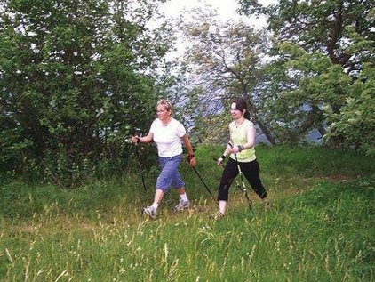 Nordic Walking durch Wald und Wiese