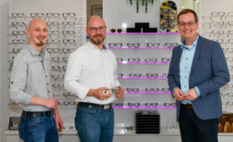 Die beiden Firmeninhalber von Optik Fischer mit Bürgeremeister Frank Schroft
