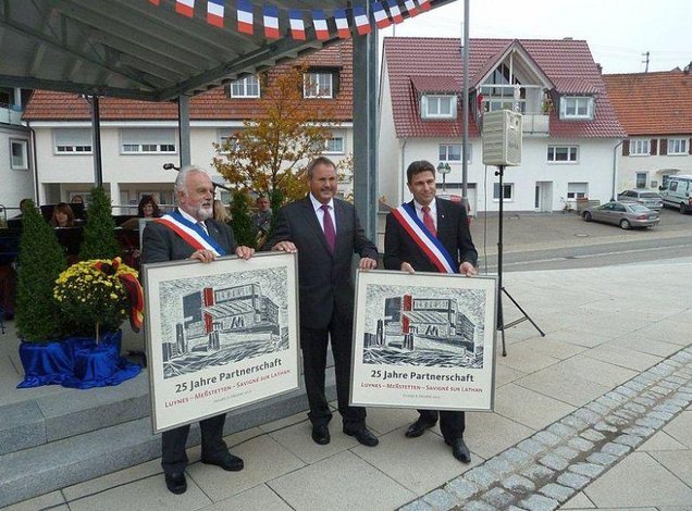 Anlässlich des 25-jährigen Jubiläums überreicht Bürgermeister Lothar Mennig einen Holzschnitt mit dem Meßstetter Rathaus als Motiv an seine Amtskollegen Bertrand Ritouret aus Luynes (rechts) und Paul Le Metayer aus Savigné sur Lathan