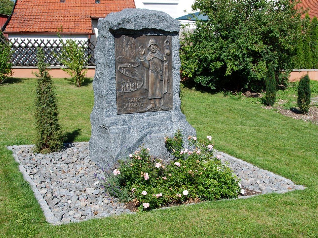 Jakobusrelief vor der Kirche